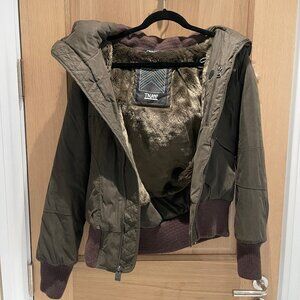 Aritzia TNA Vail Parka Coat/Goose Down Coat Size LARGE Dark Olive